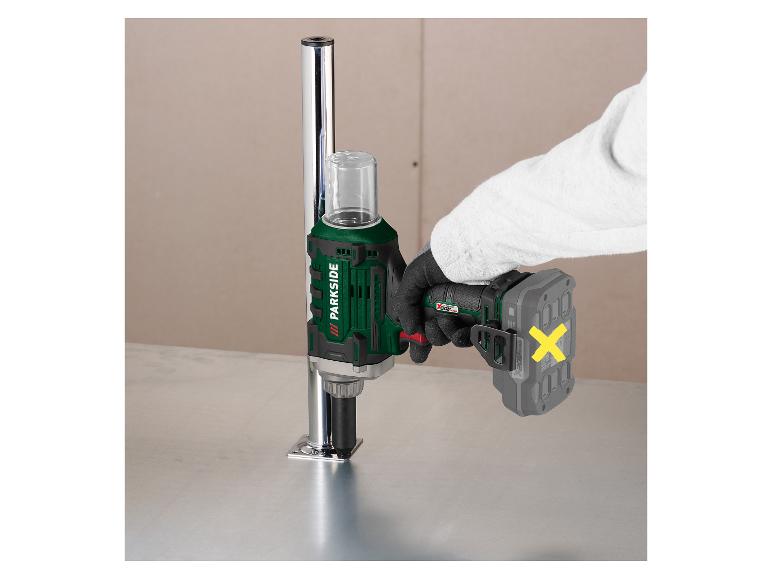 Groene draadloze kolomboormachine met accu, gebruikt voor het boren van een metalen paal.