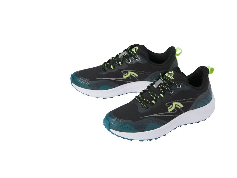 Een paar zwarte sneakers met groene en blauwe accenten.