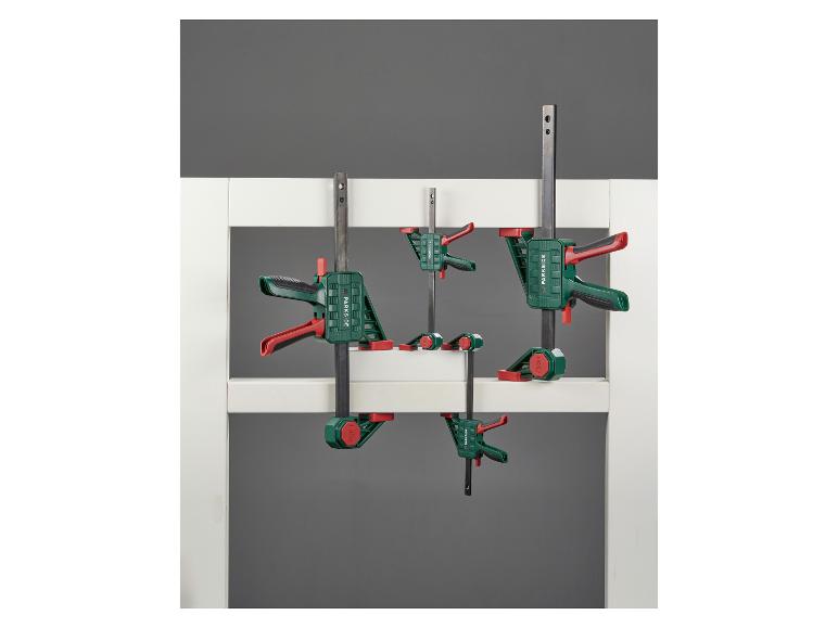 Parkside klemmen hangen aan een wit rek.