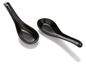 Twee zwarte soeplepels op een witte achtergrond.