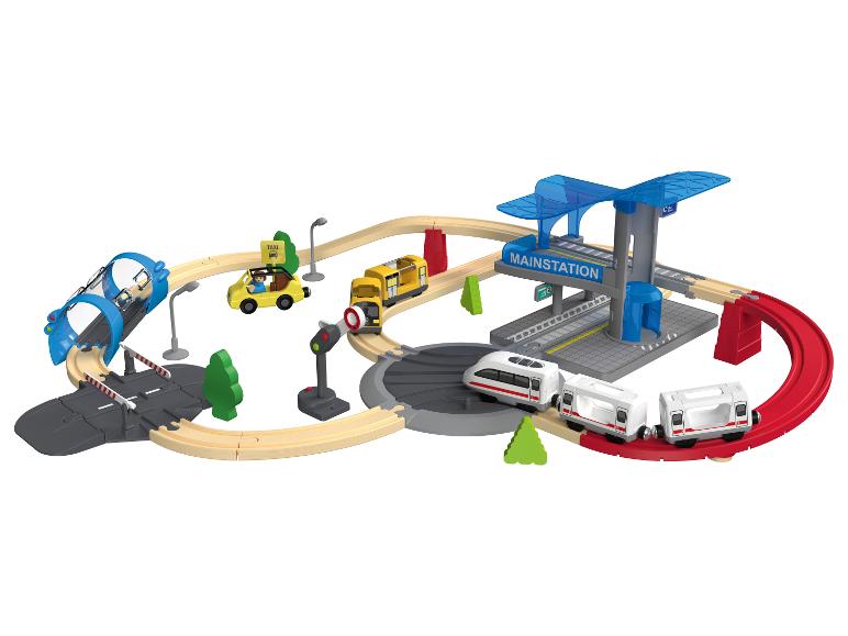 Speelgoedtrein- en autostraat met hoofdstation en houten rails.
