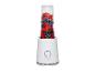 Witte blender met een transparante beker gevuld met aardbeien en bosbessen.