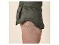 Zijzicht van een persoon in een donkergroen gewatteerd vest en bruine broek.
