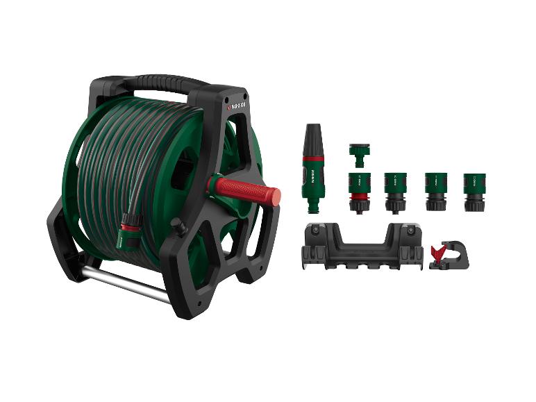 Parkside tuinslang op haspel met accessoires op een witte achtergrond.