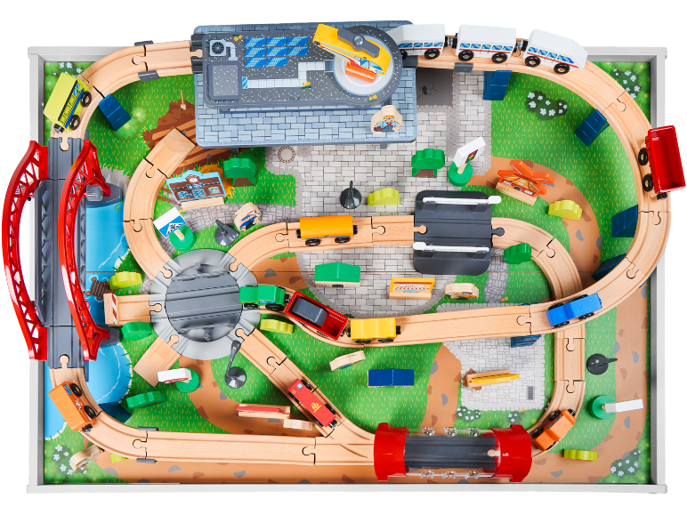 Houten speelgoedtreinset met rails, treinen, wagons, brug, gebouwen en landschap.