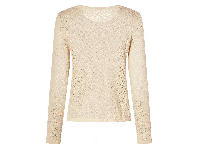 Een beige gebreide trui met lange mouwen.