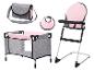 Poppenaccessoireset: kinderstoel, reiswieg en luiertas in grijs en roze.