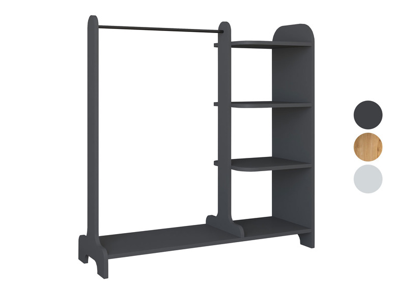 Een zwarte kledingrek met drie planken.