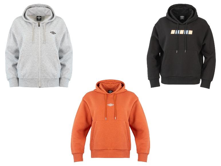 Drie Umbro hoodies: een grijze met rits, een zwarte met gekleurde strepen en een oranje pullover.