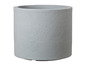 Een ronde, grijze plantenpot van beton.