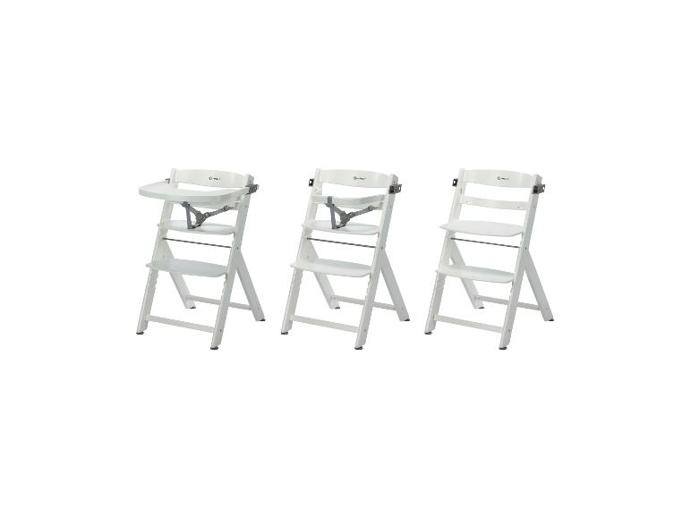 Drie witte kinderstoelen, één met dienblad, op een witte achtergrond.