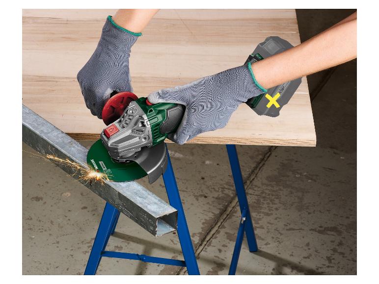 Persoon gebruikt een Parkside haakse slijper om metaal te snijden, met vonken.