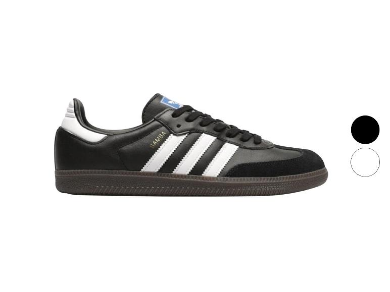 Zwarte sportschoenen met witte details en rubberen zool.