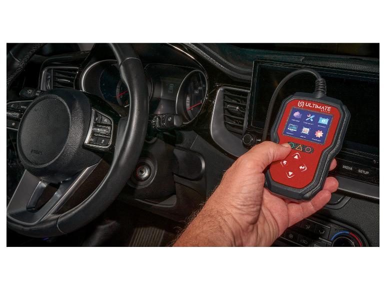 Hand die een Ultimate Speed auto-diagnosetool vasthoudt in een auto