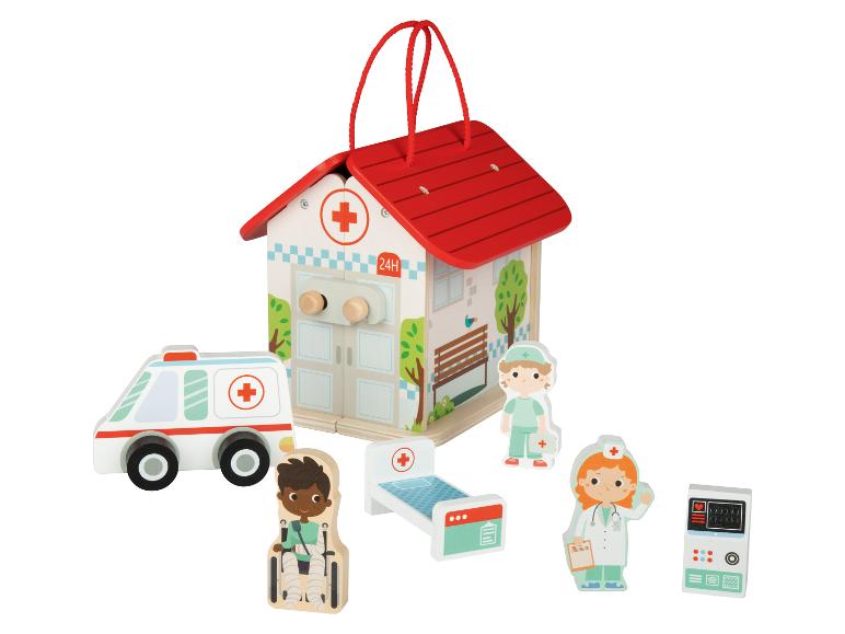 Houten ziekenhuis en ambulance met dokter- en verpleegsterfiguurtjes.