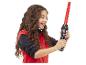 Een meisje houdt een Star Wars Darth Vader lichtzwaard vast.