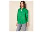 Vrouw in groen overhemd en jeans