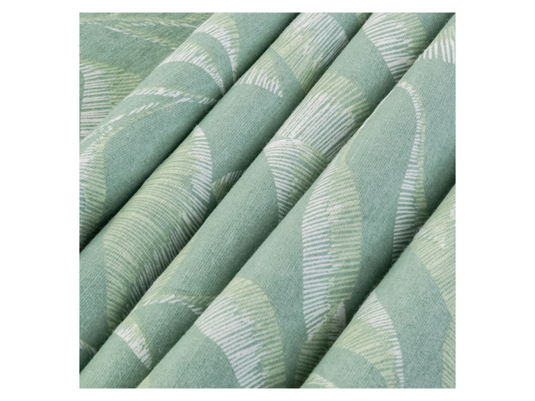 Close-up van een groene stof met witte, gestreepte bladeren.