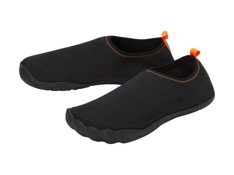 Zwarte waterschoenen met oranje accenten