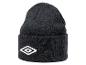 Grijze beanie met Umbro logo.