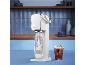 Witte bruiswatermaker met een fles koolzuurhoudend water en een glas cola.