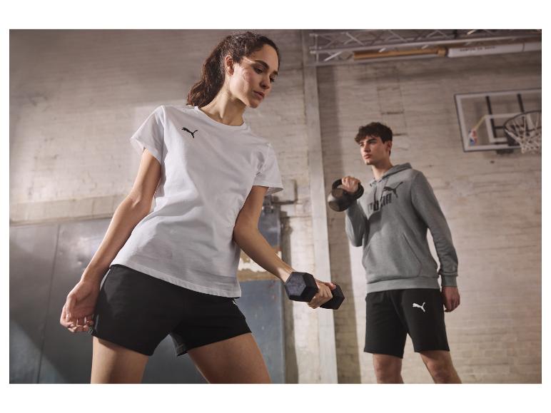 Puma sportkleding: shirts, shorts en sweater.