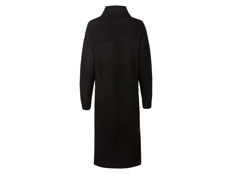 Een zwarte wollen jurk met hoge hals.