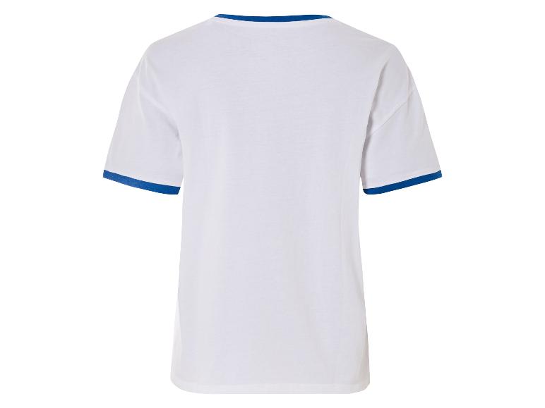 Wit T-shirt met korte mouwen en blauwe boorden.