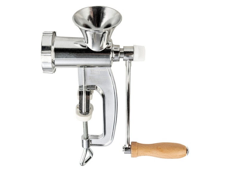 Een handmatige vleesmolen met een houten handvat.