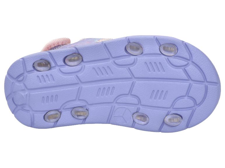 Paarse kinderzool van sandalen met lichtgevende inzetstukken en antislip patroon.