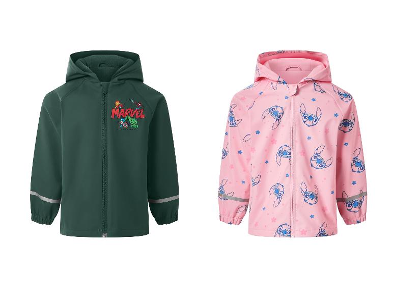 Twee kinderregenjassen: één donkergroen met Marvel-helden, één roze met Stitch-patroon.