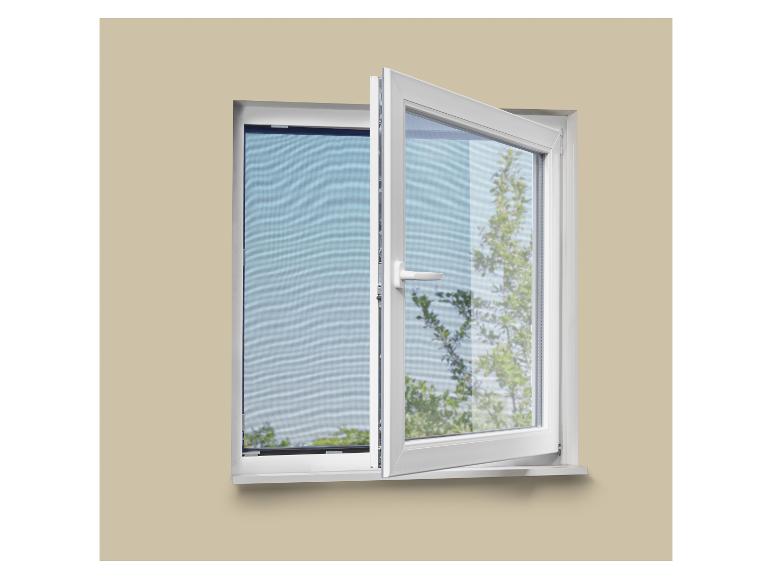 Wit raam met open draairaam en insectenhor, geïnstalleerd in een beige muur.