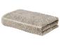Gevouwen beige katoenen handdoek met gestreepte details.
