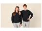Twee kinderen in zwarte sweatshirts en grijze joggingbroeken.