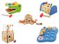 Een collectie houten babyspeelgoed, waaronder een krokodilxylofoon, een vossen vormsorteerder, een klopbank, een activiteitenkubus en een visspel.