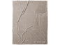 Beige fleece deken met plooien en merklogo in de rechterbenedenhoek.