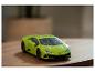 Groene Lamborghini speelgoedauto, met puzzelpatroon, op een houten tafel.