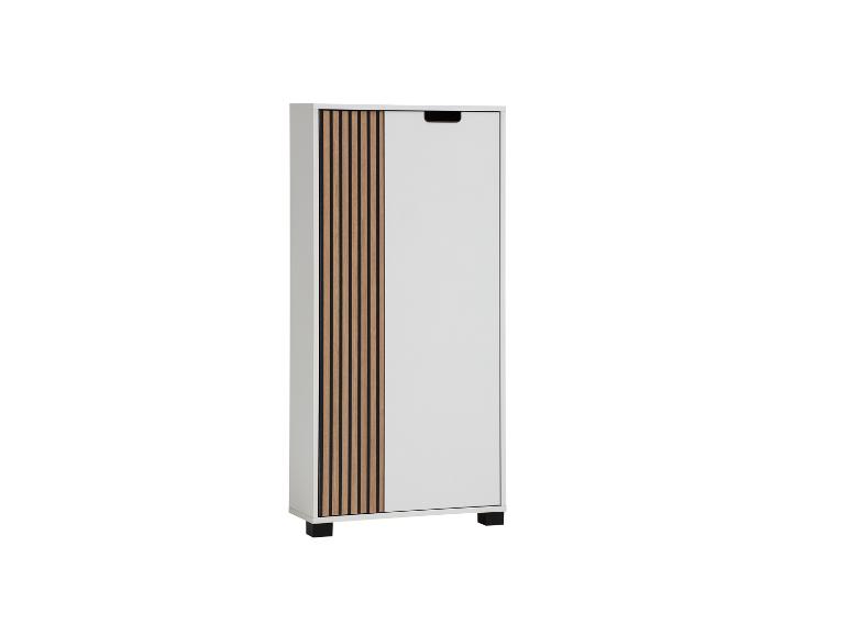 Witte schoenenkast met een verticaal houten lattenpaneel en een zwart handvat.