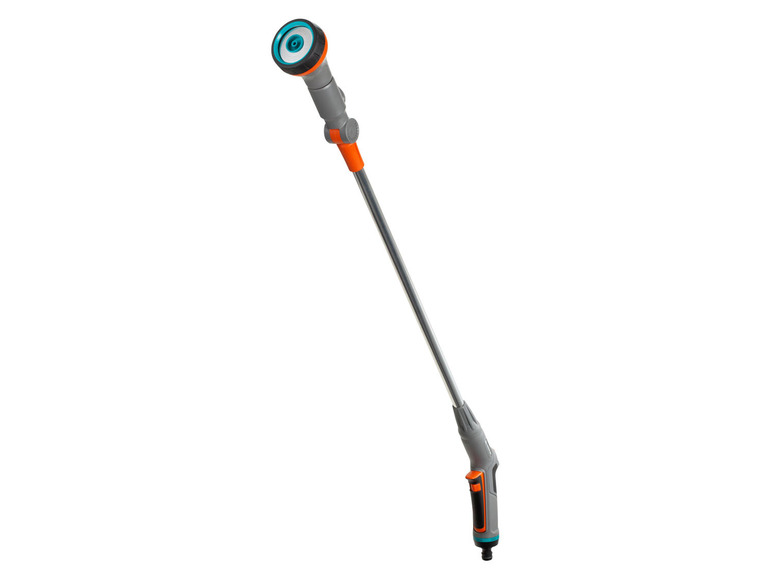 Een lange tuinslang met een spuitpistool