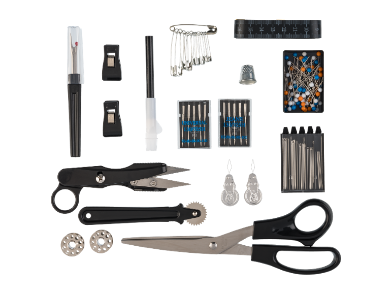Naaiset met schaar, naalden, draad, meetlint en andere accessoires.
