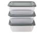 Drie stapelbare transparante plastic voedselcontainers met grijze deksels.