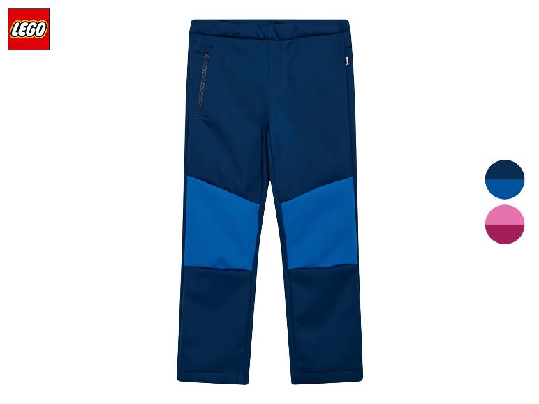 Blauwe kinderbroek met donkerblauwe en lichtblauwe panelen.