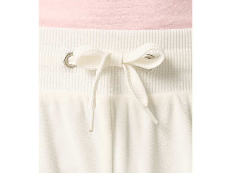 Close-up van wit trekkoord op een witte joggingbroek met een roze top.