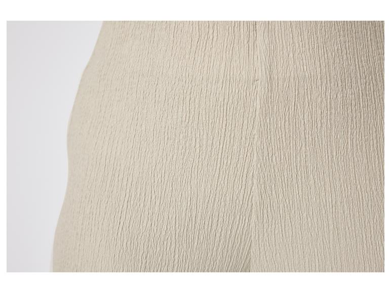 Beige, getextureerde stof voor kleding.