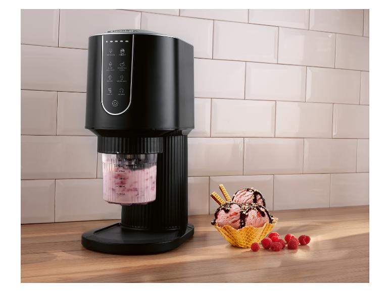 Zwart ijs- en dessertapparaat met digitaal display, naast een kom met frambozenijs.
