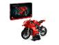 LEGO Technic Panigale V4 R doos en gemonteerd model van de rode Ducati motorfiets.