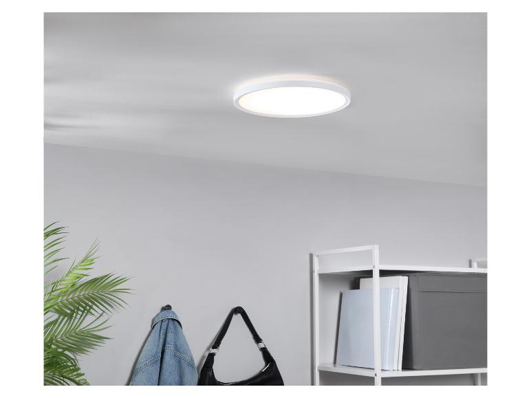 Moderne witte plafondlamp in een minimalistisch interieur.