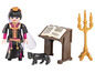 Een Playmobil-figuur van een vrouw met een zwarte kat, een boek op een lessenaar en een kandelaar.