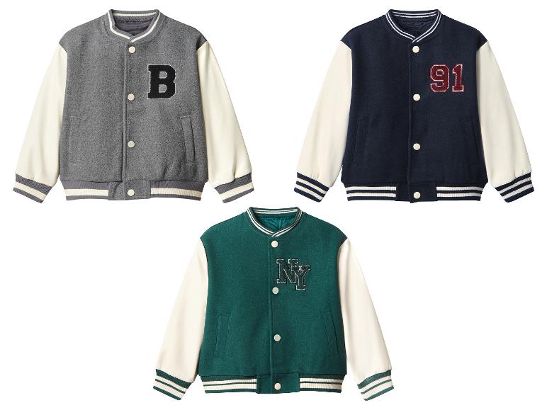 Drie kinder honkbaljacks in grijs, donkerblauw en groen met crèmekleurige mouwen.