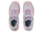 Een paar lila sportschoenen met roze details en klittenbandsluiting.